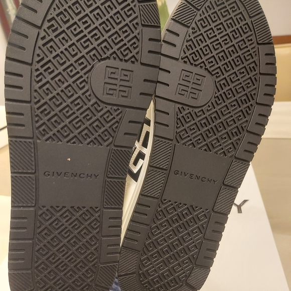 Givenchy G4 High-Top Sneakers - Picture 9 of 10